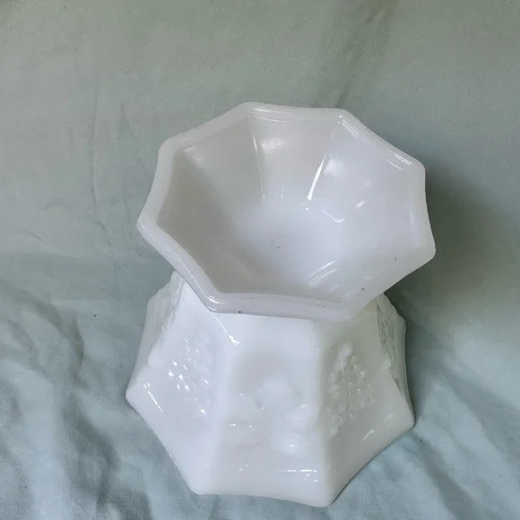 Octagonal milk glass candy bowl - Picture 3 of 3